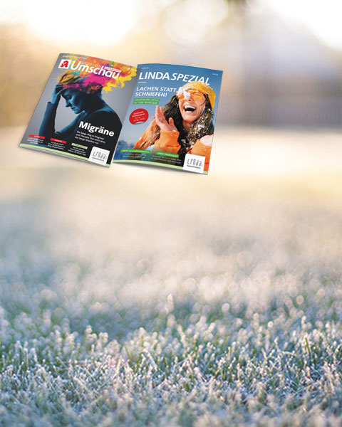 Zwei Zeitschriften der Apotheken Umschau und LINDA Spezial vor verschwommenem Winterhintergrund
