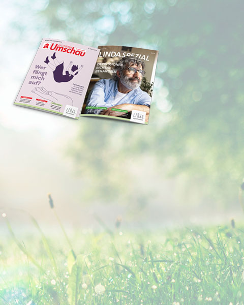 Zwei Zeitschriften schweben vor einer unscharfen grünen Wiese. Links das Cover der Apotheken Umschau mit dem Titel ‚Wer fängt mich auf?‘, rechts das Cover der LINDA SPEZIAL mit dem Titel ‚Depressionen richtig behandeln‘.