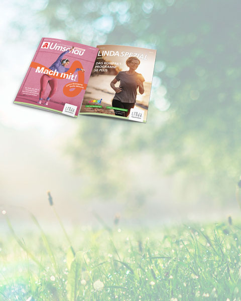 Zwei Magazin-Titelseiten liegen leicht überlappend vor unscharfem Naturhintergrund mit Wiese und Lichtreflexen. Links: „Mach mit!“ mit einer sich dehnenden Frau. Rechts: „Das Kompakt-Programm 50 Plus“ mit einer joggenden Frau am Strand.
