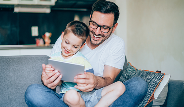 Vater und Sohn mit einem Buch in der Hand 