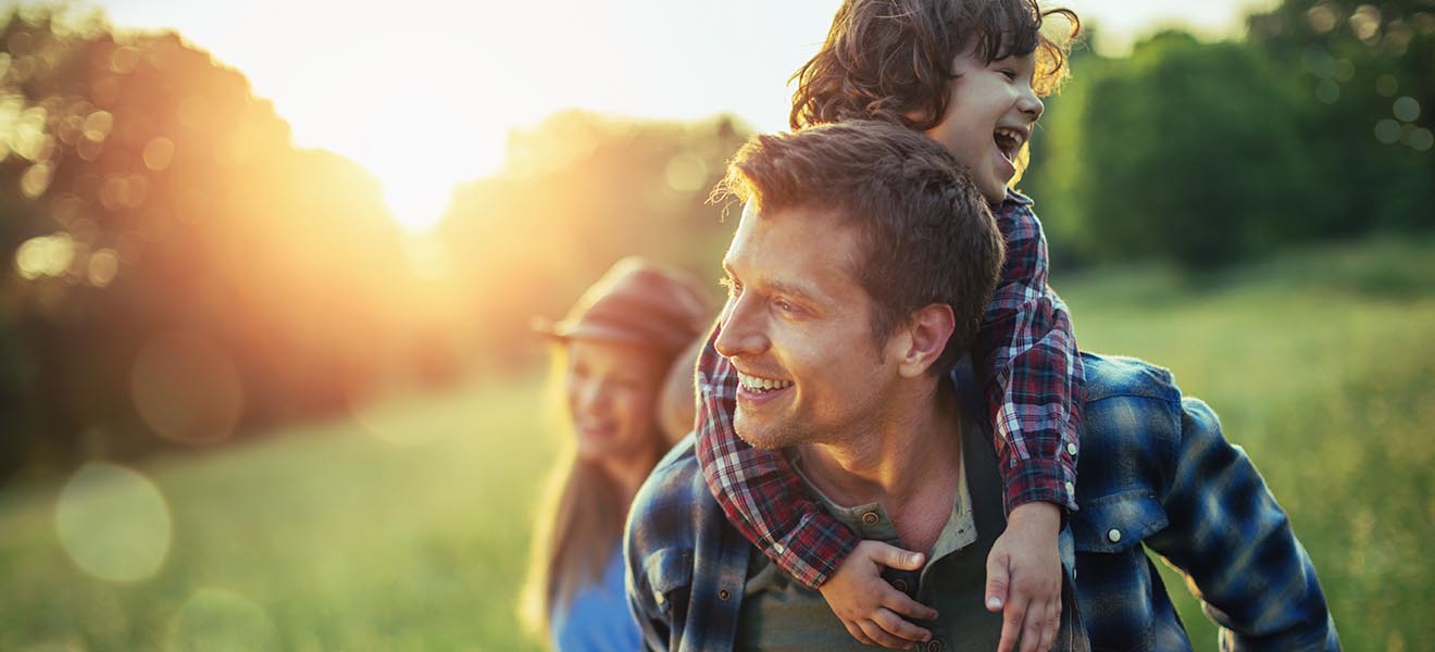 Junge Familie in frühlingshafter Umgebung